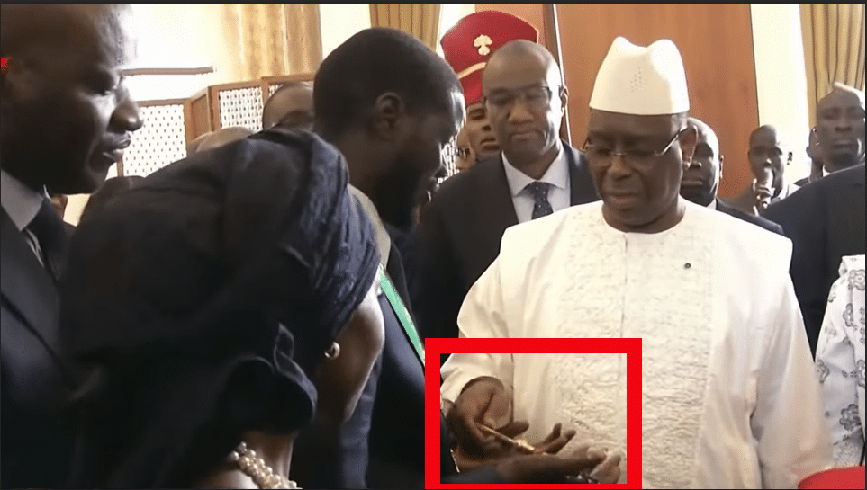 Émouvant!! Macky remet la clé symbolique du palais au président Bassirou Diomaye (Vidéo)