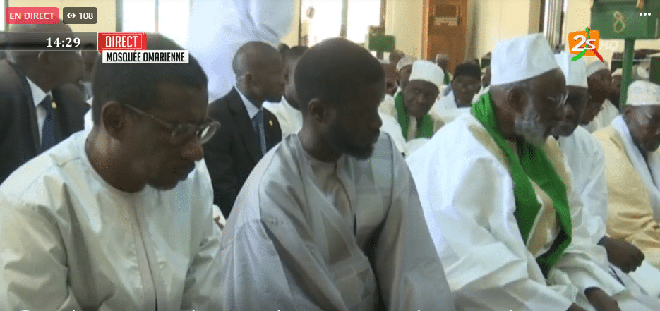 Le Président de la République,Bassirou Diomaye Faye a prié à la Mosquée Omarienne,ce vendredi