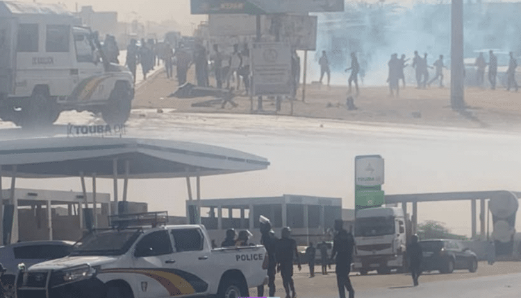 Kaolack : Les étudiants de l’USSEIN bloquent la route nationale et affrontent les forces de l'ordre