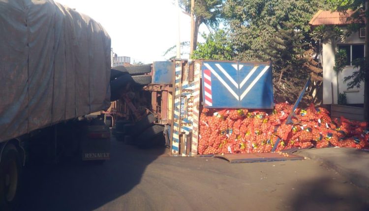 Rond-point Tableau ferraille à Yarakh : Un camion se renverse encore