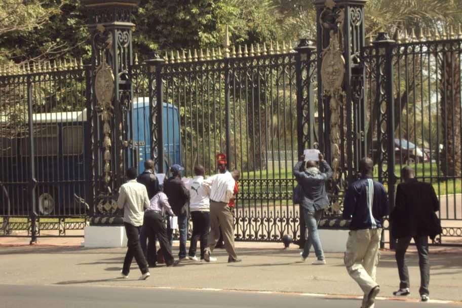 Face aux grilles du Palais : hommage à Badara Gadiaga, (Par Thierno Bocoum)