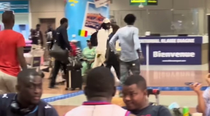 Wally Seck rentre sans être inquiété à l'Aibd : le chanteur se met à la disposition de la justice