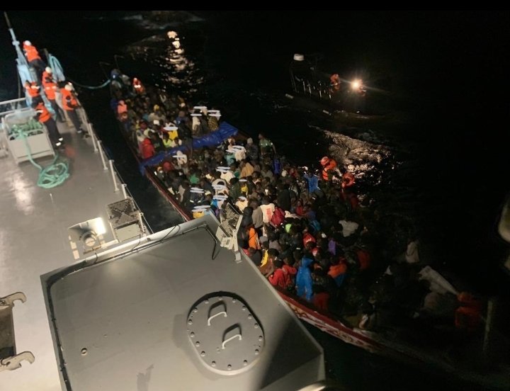 Émigration irrégulière : La marine intercepte une pirogue avec à bord 282 candidats