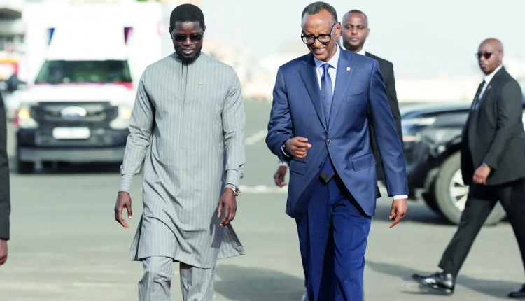 Le président Bassirou Diomaye Faye entamera une tournée diplomatique en Afrique de l’Est à partir du 17 octobre 2025, selon le communiqué du Conseil des ministres. Le chef de l’État effectuera d’abord une visite de travail au Rwanda, avant de se rendre au Kenya du 19 au 21 octobre.