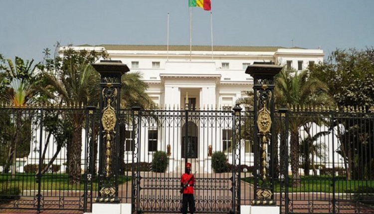 Tension devant le Palais : un conseiller spécial du président refuse d’obtempérer