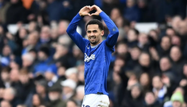 Premier League : Iliman Ndiaye brille à Everton et attire les géants