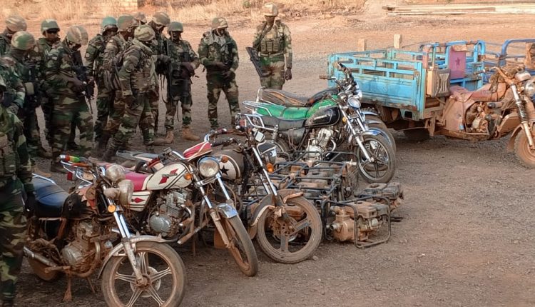 Kédougou : l’armée démantèle un site d’orpaillage clandestin le long de la Falémé
