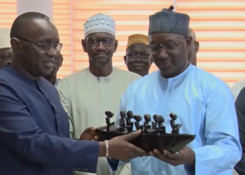 Vidéo | Congrès africain de l’eau 2028 : la SONES remet les symboles au ministre Cheikh T. Diéye