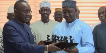 Vidéo | Congrès africain de l’eau 2028 : la SONES remet les symboles au ministre Cheikh T. Diéye