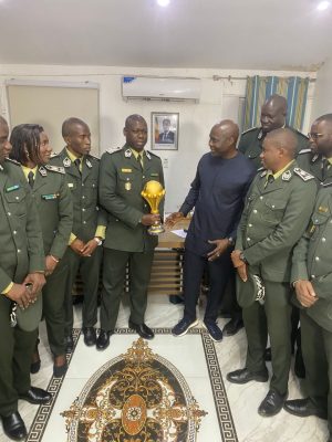 Rebeuss : Le trophée de la CAN 2025 présenté aux détenus !