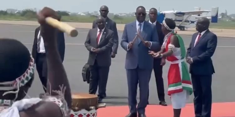 Visite en Burundi : Macky Sall chaleureusement accueilli à Bujumbura, ce mercredi