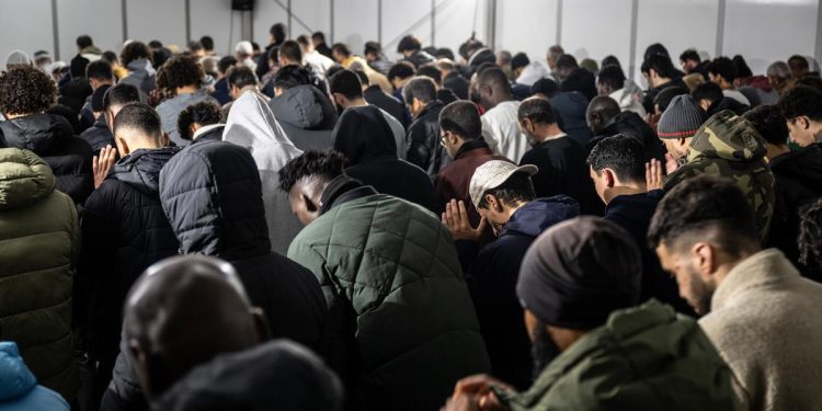 Aïd al-Fitr 2026 : près de 60 000 fidèles réunis à la Grande Mosquée de Paris