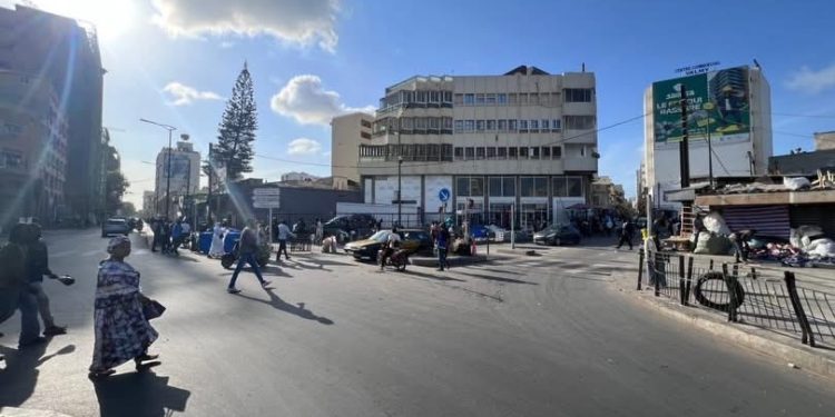 Libération et nettoyage de l’espace public : Le Ministre de l’Intérieur salue l’initiative exemplaire des commerçants de Petersen