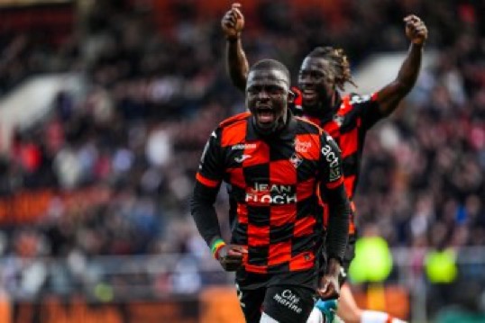 Bamba Dieng-Dembélé, duel au sommet pour le trône des buteurs