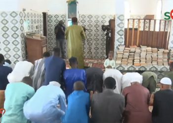 Korité 2026 : La Prière à la grande mosquée de l’UCAD dirigée par l’imam Oumar Sall (Vidéo)