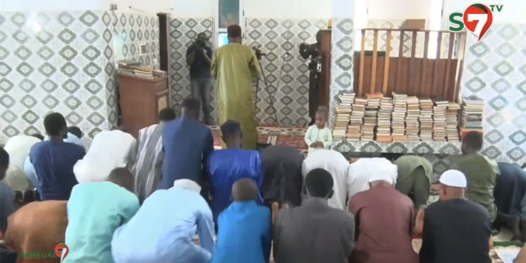 Korité 2026 : La Prière à la grande mosquée de l’UCAD dirigée par l’imam Oumar Sall (Vidéo)