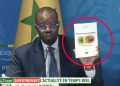 En pleine Conf de presse, Ousmane Sonko brandit son livre sur le pétrole et fait de graves révélations (Vidéo)