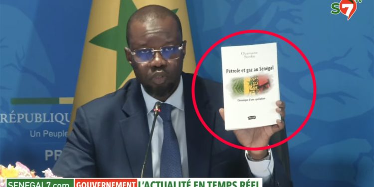 En pleine Conf de presse, Ousmane Sonko brandit son livre sur le pétrole et fait de graves révélations (Vidéo)