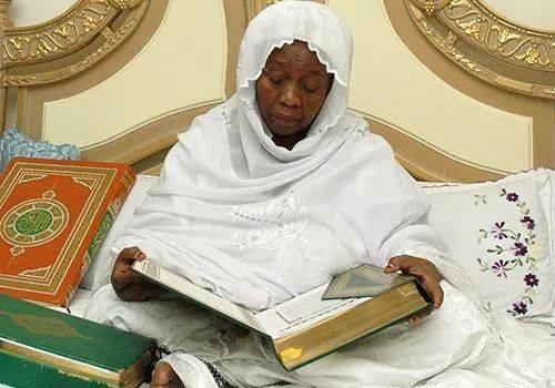 Donner des exemples de pionniers de l'enseignement coranique au Sénégal, sans citer Seyda Mariama Niass, est regrettable ! (Par Coumba Ndoffene Diouf)