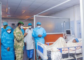 ATTAQUE au Mali : Aissimi GOÏTA rend visite aux blessés et à la famille du Général de corps d’Armée Sadio CAMARA