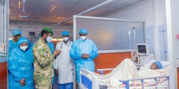 ATTAQUE au Mali : Aissimi GOÏTA rend visite aux blessés et à la famille du Général de corps d’Armée Sadio CAMARA