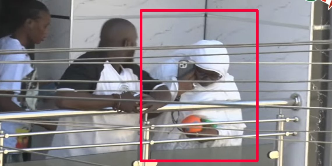 Vêtue en blanc, Première apparition de la mère de Sa Thiés (Vidéo)