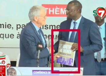 Dakar : SONKO reçoit le livre « LES MAÎTRES DU MONDE » des mains de Pascal Boniface