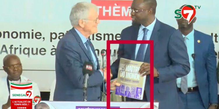 Dakar : SONKO reçoit le livre « LES MAÎTRES DU MONDE » des mains de Pascal Boniface