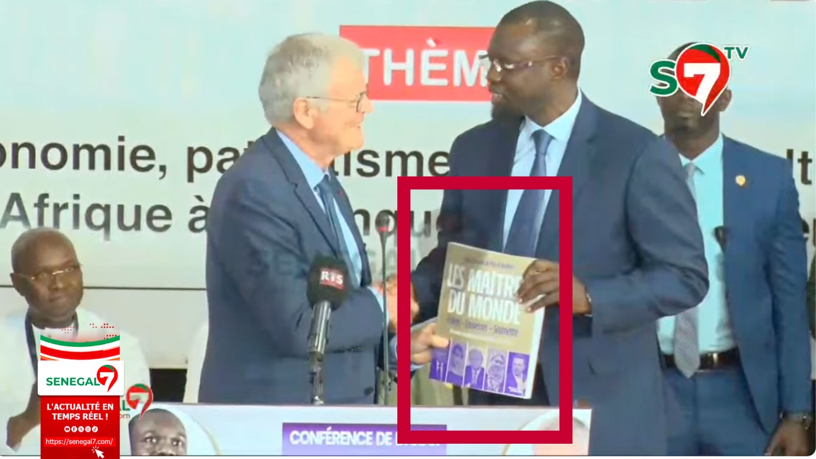 Dakar : SONKO reçoit le livre « LES MAÎTRES DU MONDE » des mains de Pascal Boniface