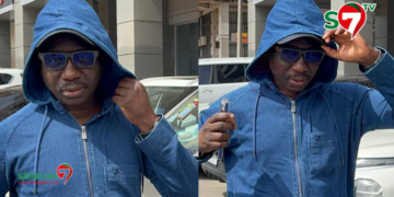 (Vidéo) – URGENT : L&rsquo;arrivée de Pape Ngagne Ndiaye à la Surêté Urbaine pour répondre à sa convocation