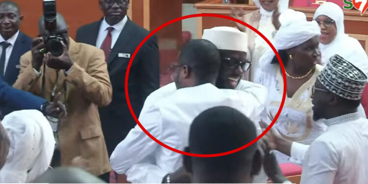 L&rsquo;arrivée de El Malick Ndiaye ancien PAN toute souriante à l&rsquo;Assemblée (Vidéo)