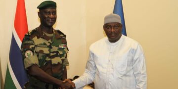 Gambie : Le président Barrow reçoit le CEMGA, l’amiral Oumar Wade