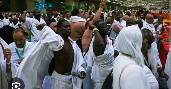 Hajj : les pèlerins entament le rituel de la lapidation