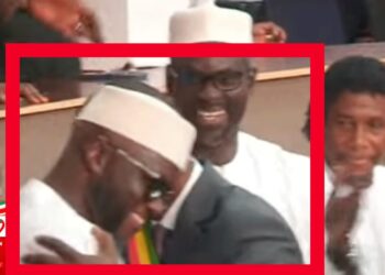 Coup d&rsquo;accolade poignant entre Ousmane Sonko & El Malick Ndiaye (Vidéo)