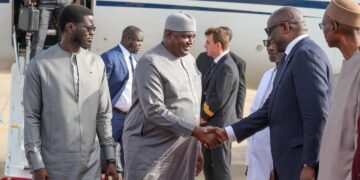 Conseil présidentiel sénégalo-gambien : Le Président Barrow accueilli à Dakar par son homologue Diomaye FAYE