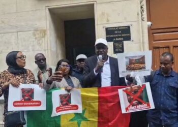 Réintégration de Sonko à l’assemblée : le CLS / brigade Fipou manifeste devant le Consulat du Sénégal en France et appelle Diomaye à dissoudre le parlement