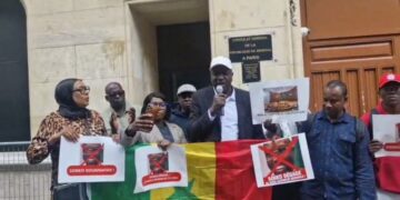 Réintégration de Sonko à l&rsquo;assemblée : le CLS / brigade Fipou manifeste devant le Consulat du Sénégal en France et appelle Diomaye à dissoudre le parlement