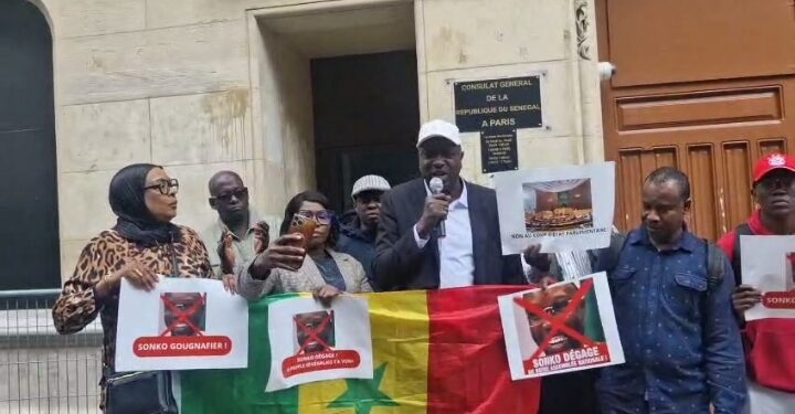 Réintégration de Sonko à l&rsquo;assemblée : le CLS / brigade Fipou manifeste devant le Consulat du Sénégal en France et appelle Diomaye à dissoudre le parlement