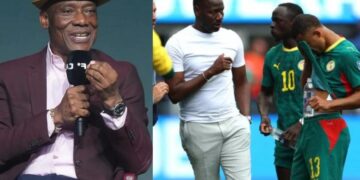 L’ancien gardien international camerounais Joseph-Antoine Bell a livré une analyse particulièrement sévère après l’élimination du Sénégal de la Coupe du monde. Invité d’une émission sportive, le mythique portier des Lions Indomptables a estimé que les difficultés et la contre-performance de la bande à Aliou Cissé trouvent leur origine bien avant les prestations livrées sur le terrain. Selon le consultant camerounais, les nombreux dysfonctionnements organisationnels révélés ces derniers jours étaient parfaitement prévisibles. « Quand une équipe se présente à une Coupe du monde alors que les problèmes autour de son entraîneur sont déjà étalés sur la place publique, cela signifie qu’il existe de graves défaillances en interne. Dans ces conditions, cette équipe ne peut pas prétendre devenir championne du monde », a-t-il fermement tranché. « Le Sénégal était un lion en papier » Pour Joseph-Antoine Bell, la responsabilité principale ne incombe pas directement aux footballeurs, mais plutôt à l’environnement dans lequel ils ont été plongés. « Le football ne commence pas avec les joueurs. Ils sont les acteurs principaux, mais tout ce qui est mis en place en amont est essentiel. Si cette préparation est défaillante, cela finit toujours par se ressentir sur le terrain. Aujourd’hui, on découvre que le Sénégal était un lion en papier. Les joueurs n’ont pas été aidés par ce qui se passait autour d’eux », a-t-il regretté. L’ancien portier marseillais a notamment pointé du doigt des failles logistiques élémentaires qu’il juge inacceptables à ce niveau de compétition. « Les repas, les déplacements, les visas, l’organisation quotidienne… Ce sont des aspects qui relèvent d’un simple cahier des charges. Ils devraient être réglés avant même le début de la compétition. Ce qui est difficile, c’est la gestion tactique, psychologique ou stratégique d’un match. Mais comment espérer maîtriser ces paramètres quand les bases de l’organisation ne sont même pas assurées ? », s’est-il interrogé. Un mal récurrent du football africain selon Bell Élargissant son diagnostic à l’échelle du continent, l’analyste estime que la sélection sénégalaise est tombée dans les mêmes travers que d’autres grandes nations africaines. « Le Sénégal rappelle malheureusement ce que le Cameroun, le Nigeria ou le Togo ont déjà connu. Les sélections africaines se copient souvent, mais elles reproduisent davantage leurs mauvaises pratiques que leurs bonnes méthodes d’organisation », a-t-il affirmé. Pour conclure, Joseph-Antoine Bell a mis en garde contre le piège des succès continentaux qui masquent souvent des tares structurelles profondes. « À chaque Coupe d’Afrique, un champion est célébré et chacun pense avoir progressé. Puis arrive la Coupe du monde, où l’on mesure le véritable niveau d’organisation face aux meilleures nations, et les mêmes faiblesses réapparaissent. Tant que ces problèmes ne seront pas corrigés, le football africain continuera de se heurter aux mêmes limites. »