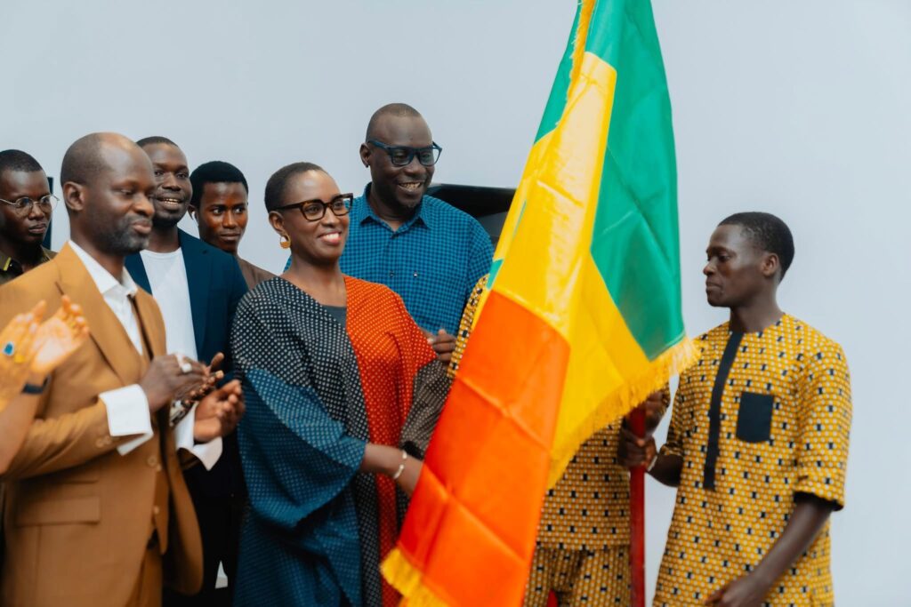 Mondial de Football Unifié Special Olympics : Djirèye Clotilde COLY procède à la remise du drapeau national aux Athlètes Mondial de Football Unifié Special Olympics : Djirèye Clotilde COLY procède à la remise du drapeau national aux Athlètes