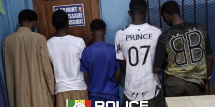 Agression d’un vigile à Grand Yoff : Les cinq jeunes déférés, l’arsenal retrouvé sur eux !