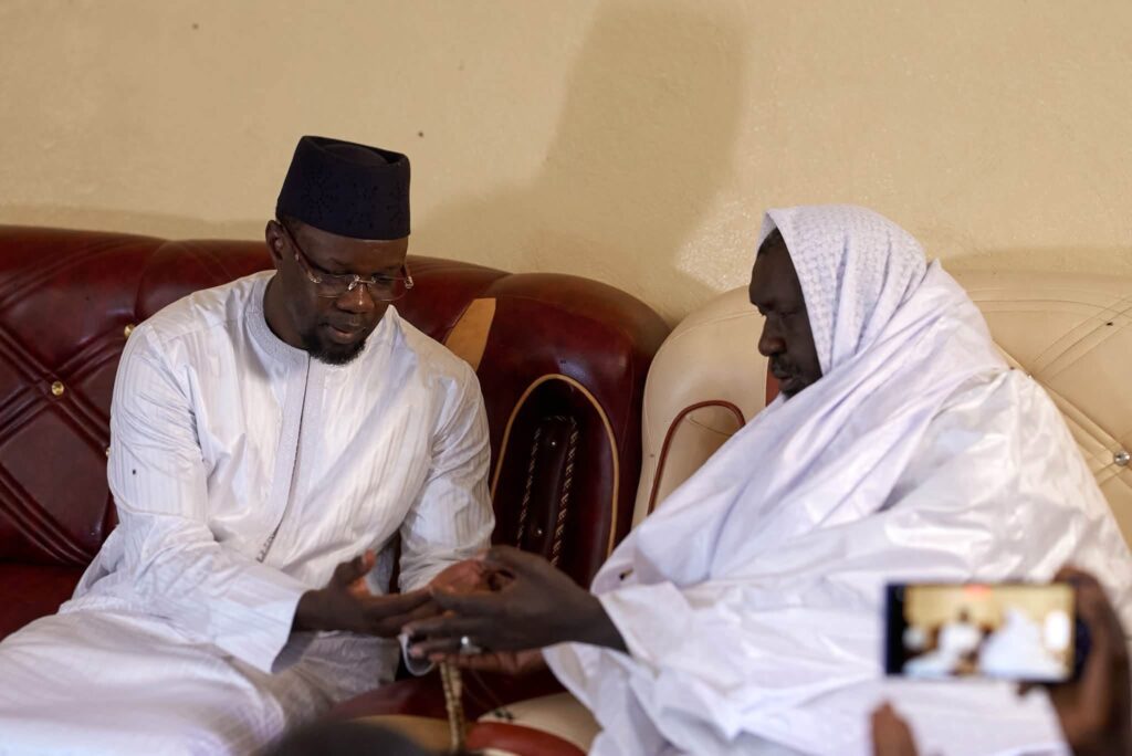 TOUBA : Le Président de PASTEF Ousmane SONKO chez des familles religieuses !