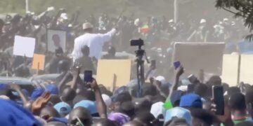 Aéroport LSS : Une foule immense accueille l’ancien président Macky Sall