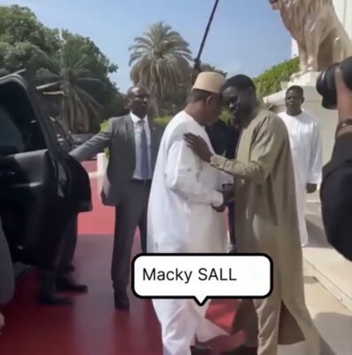 Palais : Macky Sall accueilli par le Président Diomaye FAYE