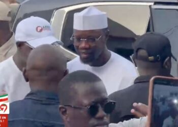 Lancement de la vente des cartes : l’arrivée mouvementée de Ousmane Sonko (Vidéo)
