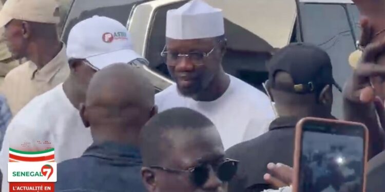 Lancement de la vente des cartes : l&rsquo;arrivée mouvementée de Ousmane Sonko (Vidéo)
