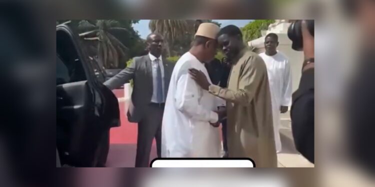 Palais : Macky Sall accueilli par le Président Diomaye FAYE