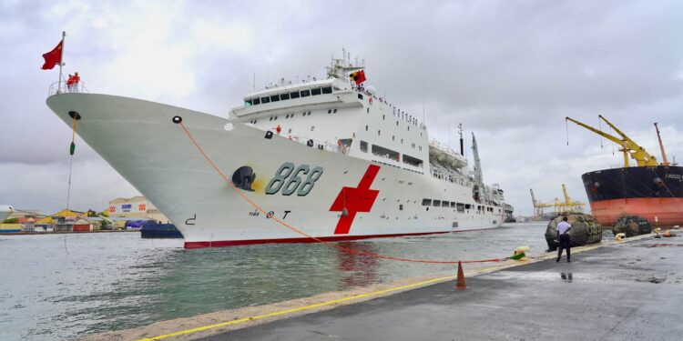 Dakar : le navire-hôpital chinois « JI XIANG FANG ZHOU » accoste au Sénégal