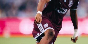 Aston Villa : Ibrahim Mbaye marque les esprits dès sa première titularisation
