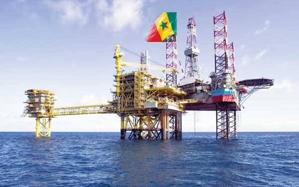 Pétrole et gaz : le Sénégal signe un accord avec Eni pour cinq blocs offshore